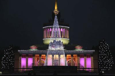 Новогодняя иллюминация на главном павильоне Национального комплекса «Экспоцентр Украины» (ВДНХ)
